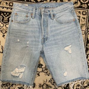 Levi’s knee length shorts 28